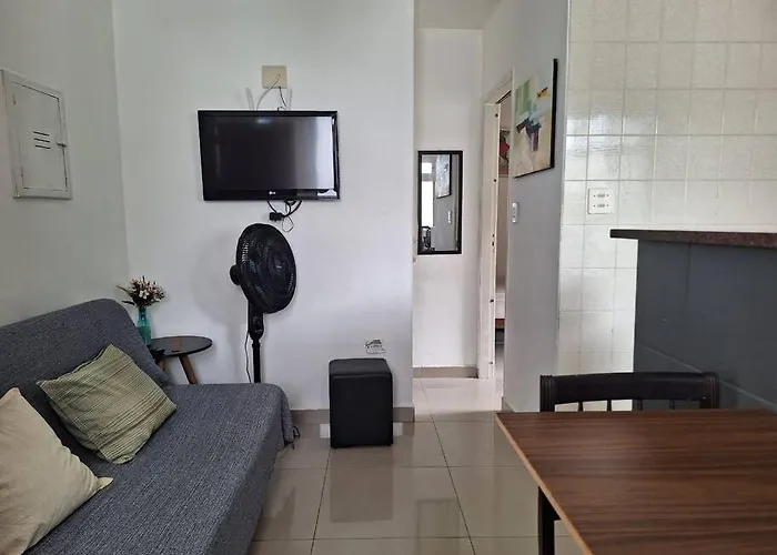 Apto a dois quarteirões da praia da Enseada Guarujá